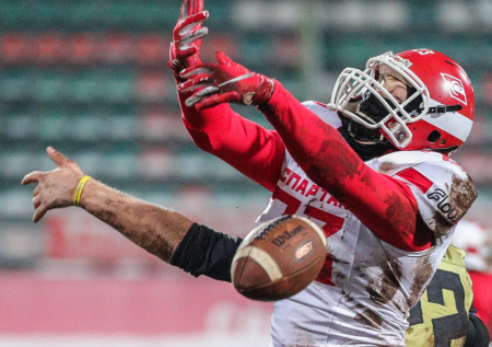 Нелепый промах на американском футболе спас жизнь мужчины