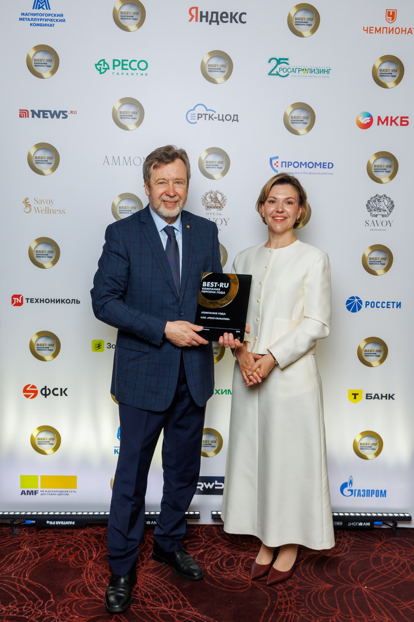 Игорь Иванов, вице-президент по рекламе, маркетингу и PR в РЕСО-Гарантия, Ксения Юхименко из команды проекта «Агент рядом»