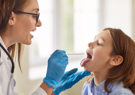 Врач назвал неочевидные опасные последствия удаления гланд