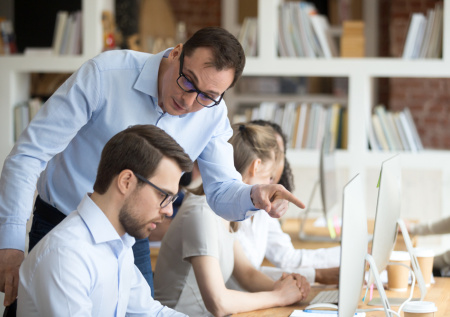 Названы признаки, когда манипулирование маскируется под заботу начальства