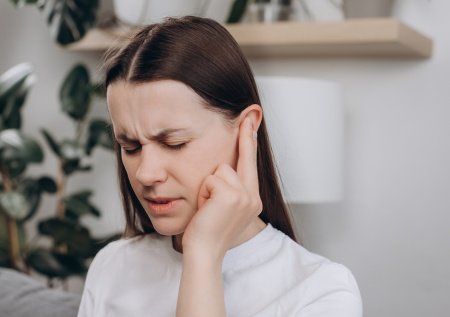 Терапевт назвал неочевидные причины шума в ушах