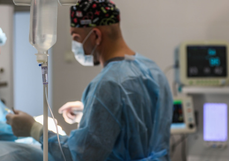 В животе девочки-подростка выросла гигантская опухоль размером с ребенка