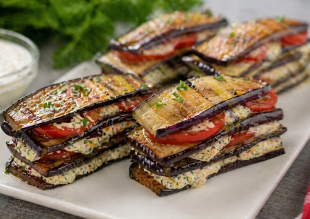 Пеку баклажаны слайсами и за 5 минут делаю соус: пирамидки — идут вместо мяса, вкусные и сытные