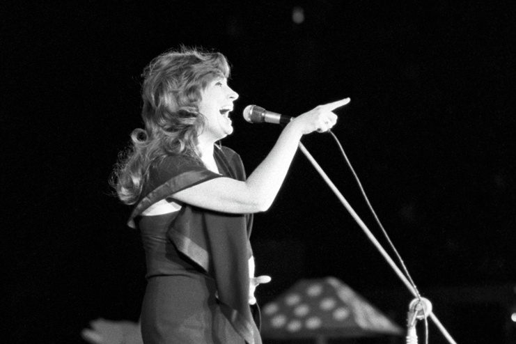 Алла Пугачёва исполняет песню «Арлекино», 1976 год