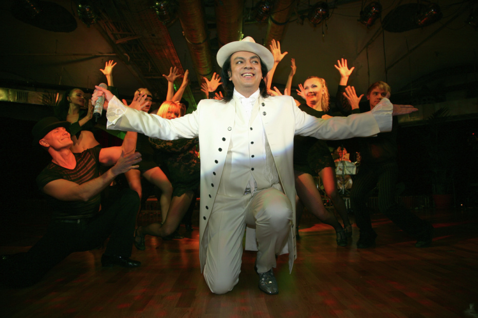 Певец Филипп Киркоров во время новогоднего бала Bosco Ball by Sublime «Невеликая депрессия» в ГУМе, 2008 год