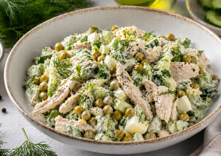 Салат для весны: лёгкий, вкусный и можно подать на праздничный стол — курица и простые ингредиенты