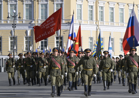 Число зрителей парада Победы в Петербурге сократили в более чем 10 раз