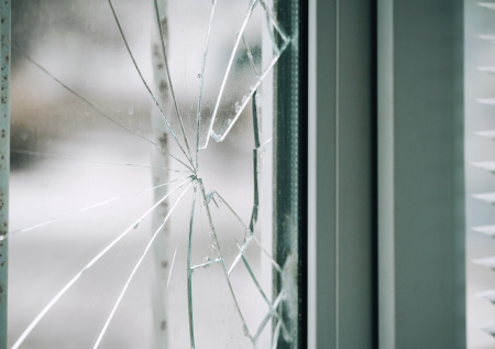 Обезумевшим от страха родителям пришлось выбивать окно детсада