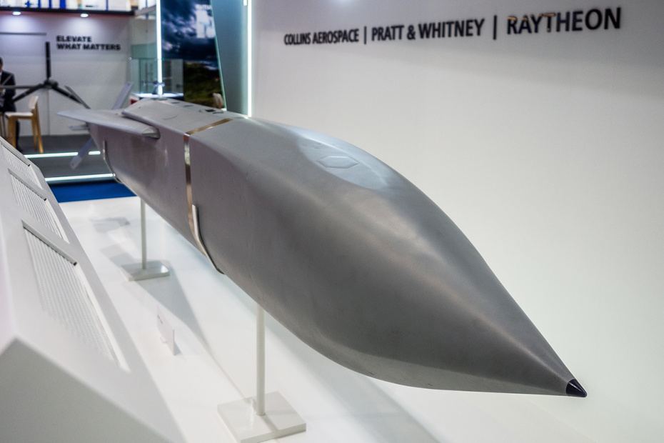 Макет ракеты Raytheon AGM-154 JSOW