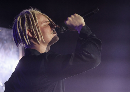 «Свой путь по жизни»: SHAMAN отказался петь песни Пугачевой