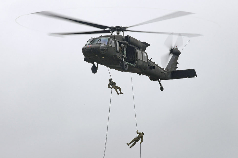 Американские солдаты спускаются с вертолета UH-60 Black Hawk