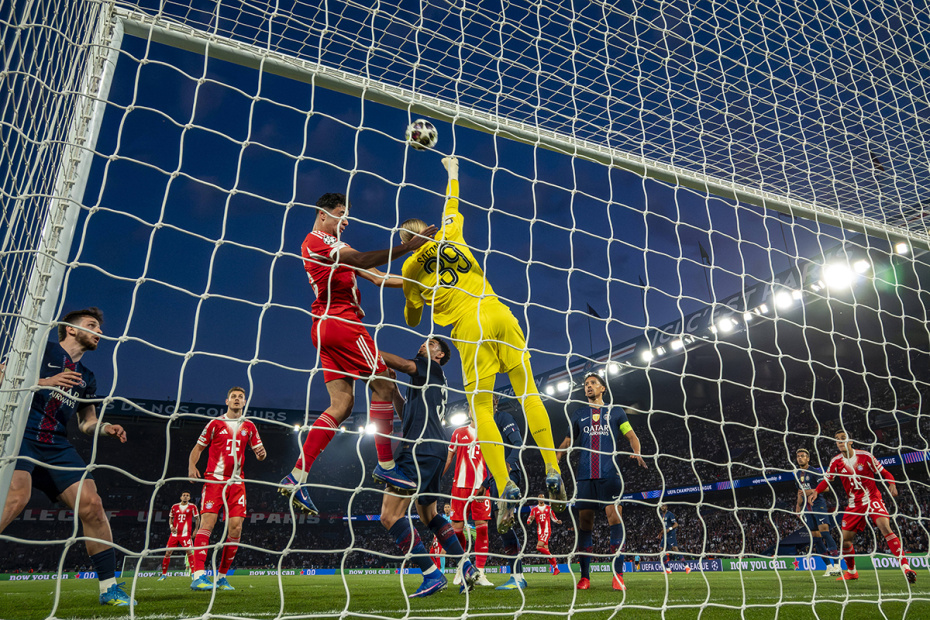 Матвей Сафонов во время матча «Пари Сен-Жермен» — «Бавария»