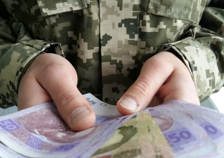 Евросоюз начнет «выплачивать» зарплаты украинским военнослужащим
