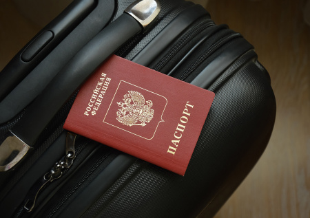 Россиян призвали не выезжать из страны на майские праздники