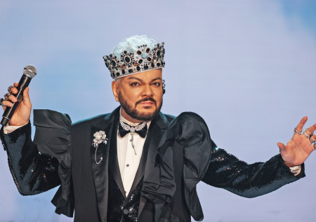 Блестящие пиджаки, прически, пластика: как менялся образ Киркорова — фото