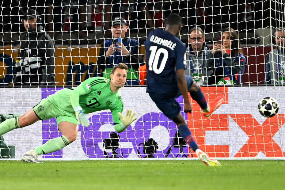 Усман Дембеле («Пари Сен-Жермен») забивает гол с пенальти в ворота Мануэля Нойера («Бавария»)