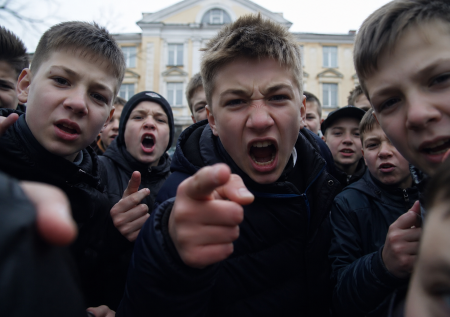 «По затылку не бьем»: глумливые подростки устроили поп-ММА с инвалидом