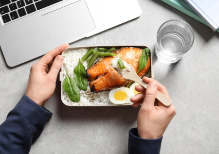 Диетолог предостерегла от частых перекусов во время работы