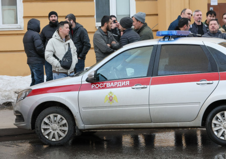 Росгвардейцы нашли дебошира в шкафу после избиения сожительницы