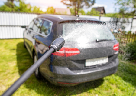 Юрист напомнила, чем грозит мойка автомобиля на дачном участке