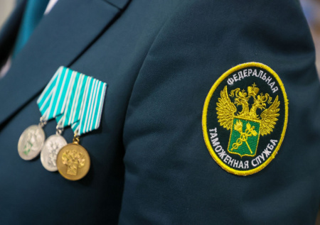 Таможенники изъяли у иностранца более 900 шкур хорька