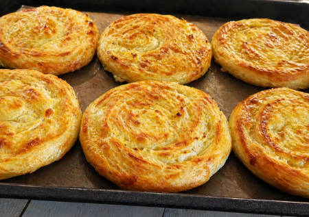 Беру 3 луковицы и пеку лепёшки, от которых не оторваться: улетают наравне с беляшами и чебуреками