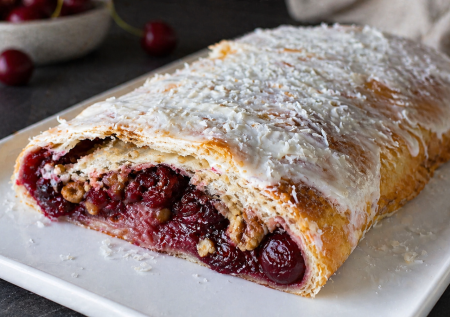 Заворачиваю вишню в лаваш: через 20 минут на столе штрудель — а быстрый крем превращает десерт в просто шикарный