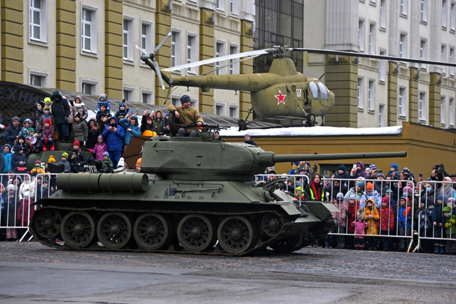 Танк Т-34-85 на Параде военной техники в Музее техники Вадима Задорожного в День защитника Отечества