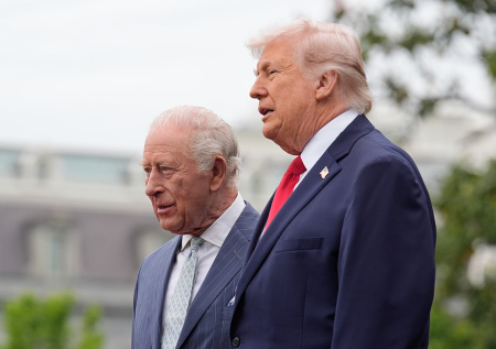 Карл III преподнес Трампу оригинальный подарок