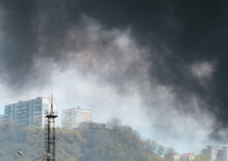 Небо российского города заволокло черным дымом из-за атаки БПЛА