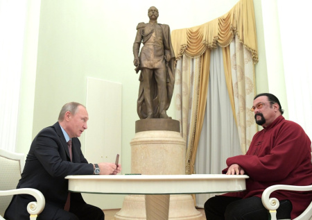 Стивен Сигал вспомнил о моменте, когда Путин вручал ему паспорт