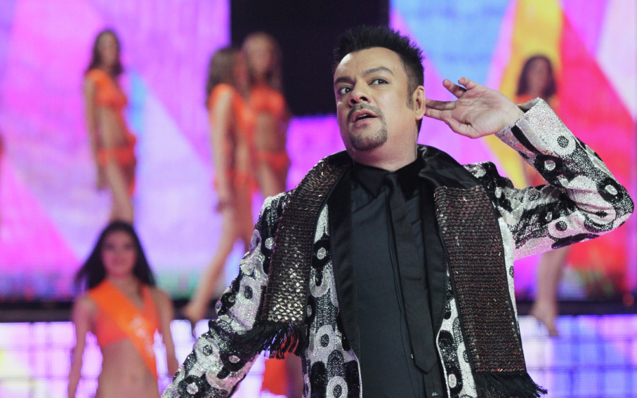 Певец Филипп Киркоров во время выступления в финале конкурса красоты «Мисс Россия — 2010»