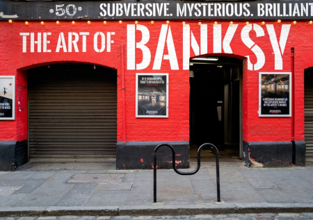 В Лондоне появилась статуя марширующего с флагом человека с подписью Бэнкси