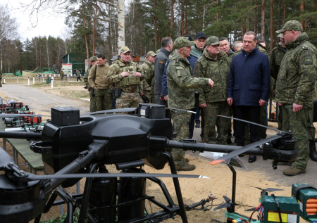 «Будущий костяк»: Медведев предсказал будущее специалистов по дронам