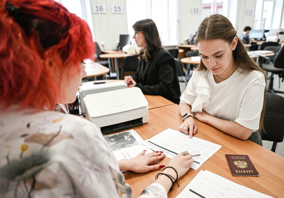 Абитуриентка в приемной комиссии университета