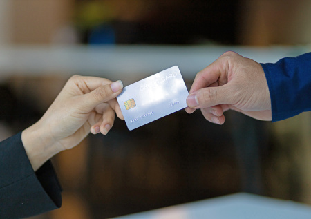 Адвокат ответил, можно ли давать банковскую карту родственнику