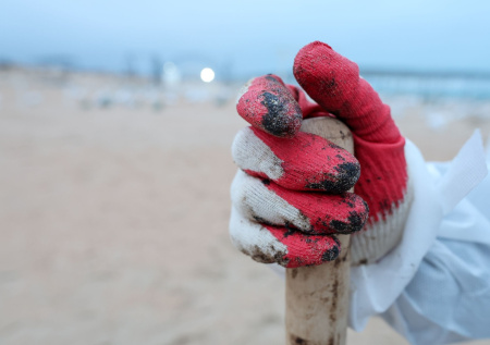 В Туапсе начали уборку территорий после тушение пожара на НПЗ