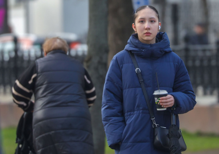 Климатолог призвал москвичей не убирать куртки до июня