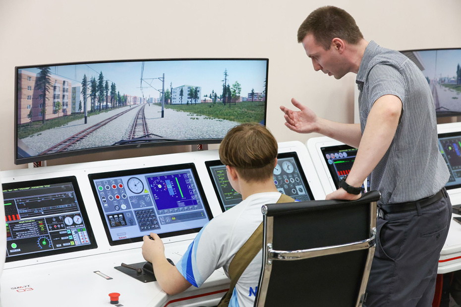 Занятия на тренажере машиниста в день открытых дверей в колледже московского транспорта