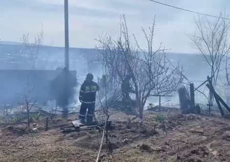 Разбушевавшийся на дачных участках в Хакасии пожар локализовали