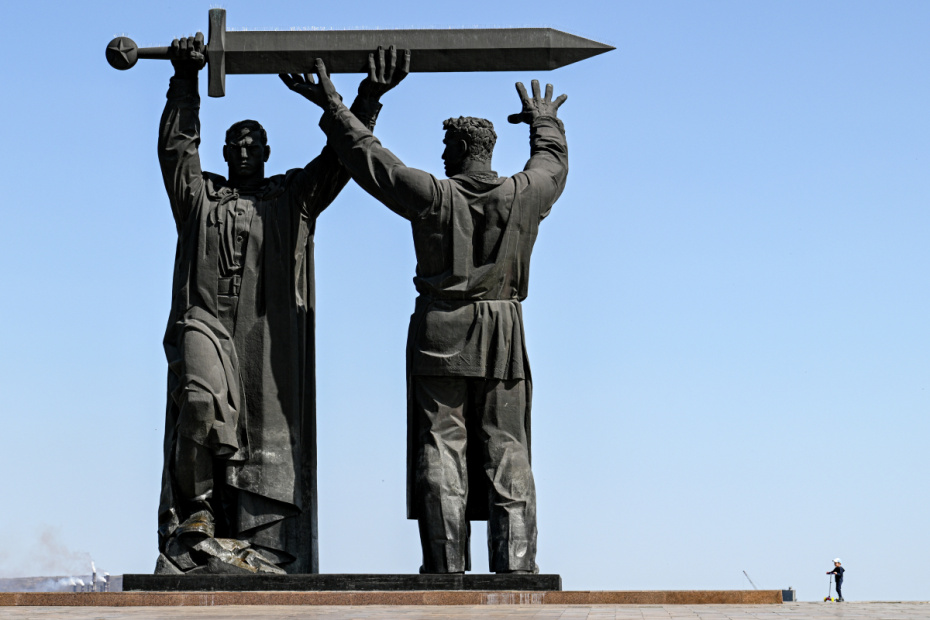 Монумент «Тыл — фронту» в Магнитогорске