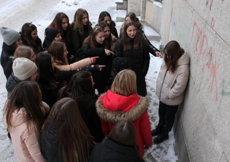 Слезы смешанные с кровью: мать спасает дочь от агрессивных школьниц