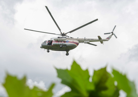 Ми-8 готовится вылететь к месту обрушения рудника