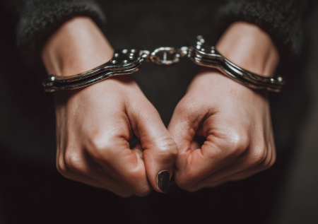 Бросившая малыша в подъезде жительница Ленобласти предстала перед судом