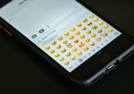 Психолог объяснила, как мозг человека реагирует на смайлики в чате