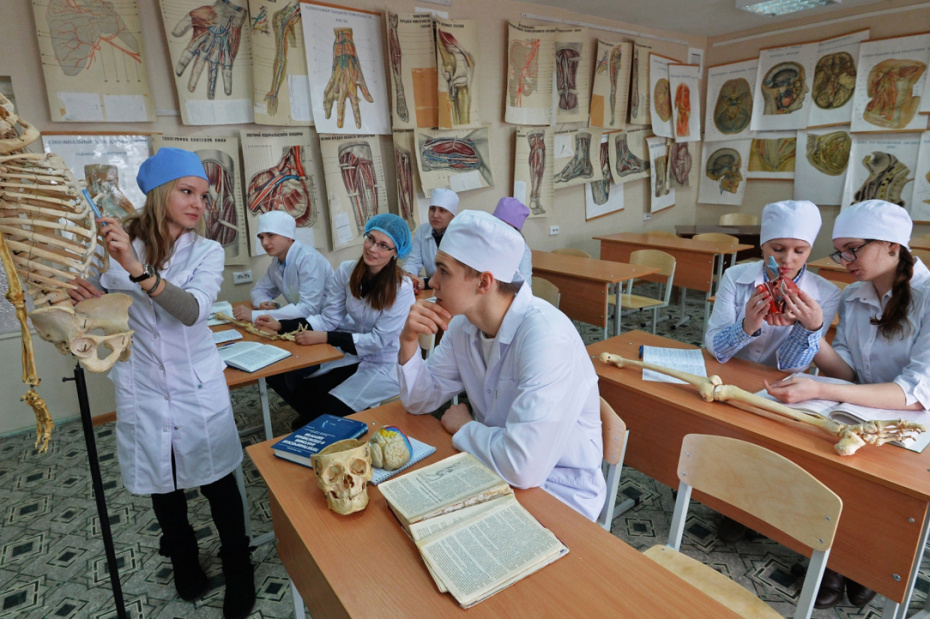 Студенты на занятии в Южно-Уральском государственном медицинском университете в Челябинске