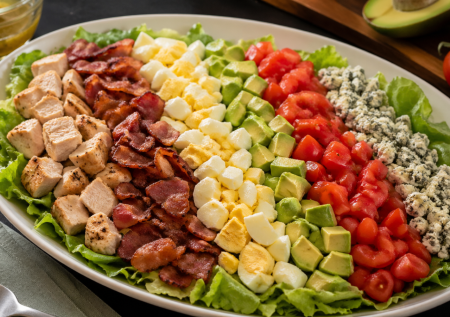 Когда надоел оливье: готовлю полосатый «Кобб» — классика американской кухни с захватывающим вкусом