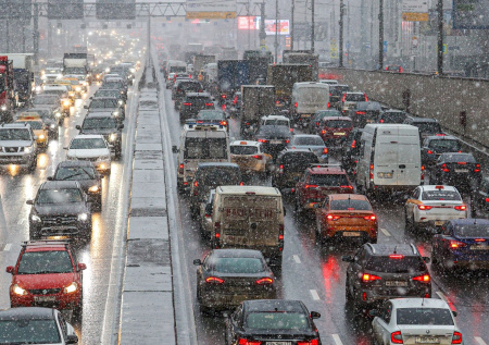 Движение в центре Москвы парализовало из-за пробок
