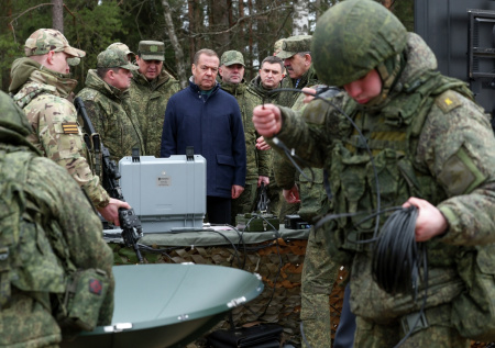 Медведев посетил учебный центр Ленинградского военного округа
