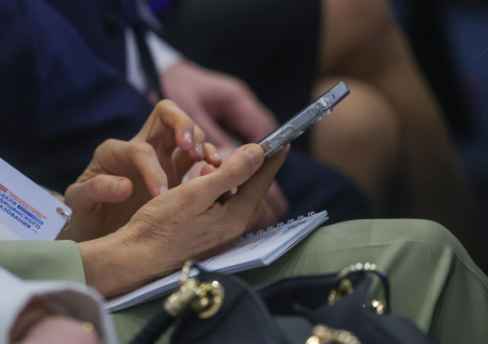 Мошенники начали атаковать россиян с помощью смс-бомбинга